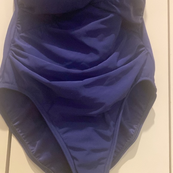 - Lands End one piece swim suit. Built in bra, size 6P, like new. - Picture 3 of 7